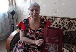 Депутат В. Гришин поздравил жительницу района с 65-летием