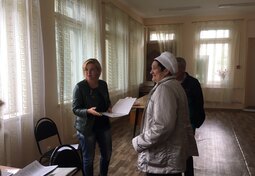 Депутат Е. Мокеева вручила благодарственные письма жителям