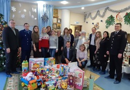 Депутаты поздравили воспитанников дома ребенка "Малыш" с Новым годом