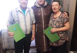 Депутаты Ольга Канунова и Татьяна Туркина вручили активным жителям благодарственные письма