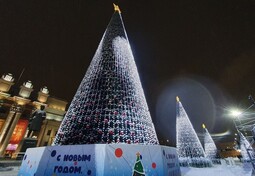 На площади Куйбышева в Самаре включили гирлянды на новогодних елках 18 декабря 2021 года